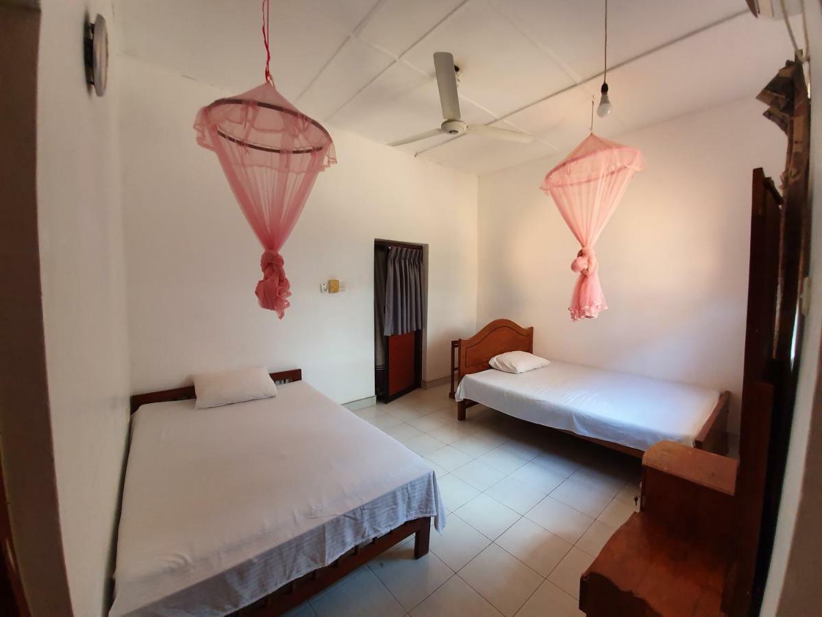 Feel Like Home Anuradhapura Buitenkant foto